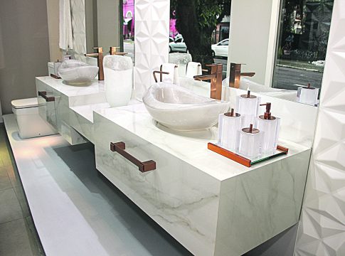 Nova vitrine da Spazio Del Bagno transforma coadjuvantes em destaque