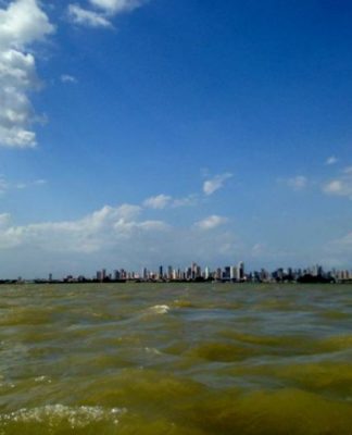 A embarcação tinha nove pessoas e três delas estão desaparecidas