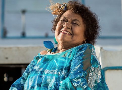 Aos 84 anos, passando por cima dos percalços que a saúde às vezes implica, resplandece energia para levar adiante muitos planos.