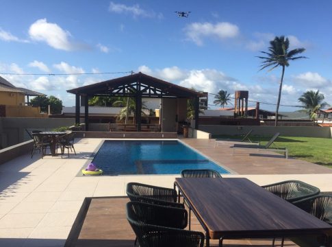 Casa de praia reformada com estilo e sofisticação