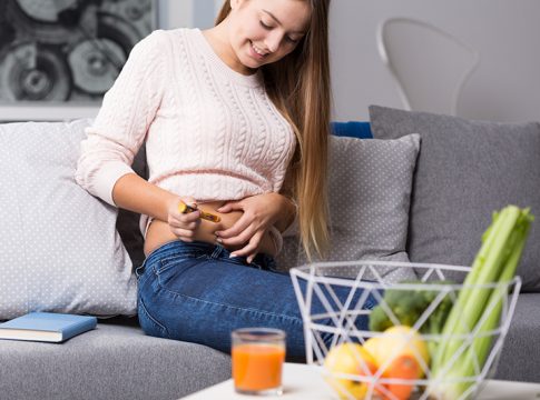 Picture of woman doing injection with insulin pen
