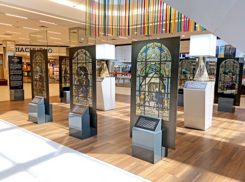 Exposição no Castanheira conta a história do Círio de Nazaré por meio de vitrais e mantos