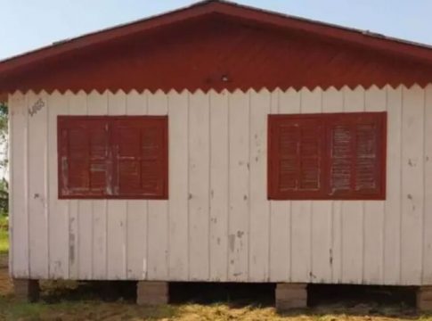 Carpinteiro coloca casa em carreta e muda de endereço