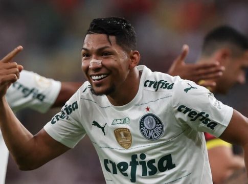 Rony chegou a Belo Horizonte para formalizar contrato com o Atlético Mineiro após polêmica com o Vasco da Gama.