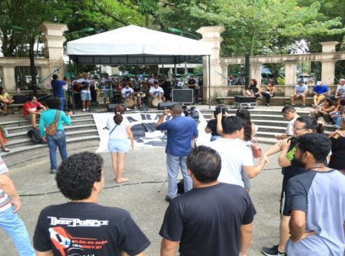Tributo a Raul Seixas reúne fãs na Praça da República