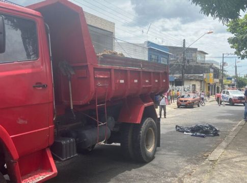 Vídeo: homem que andava no meio da rua morre atropelado