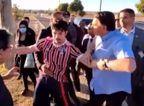 Bolsonaro
ataca jovem que o chamou de “thuthuca do centrão”