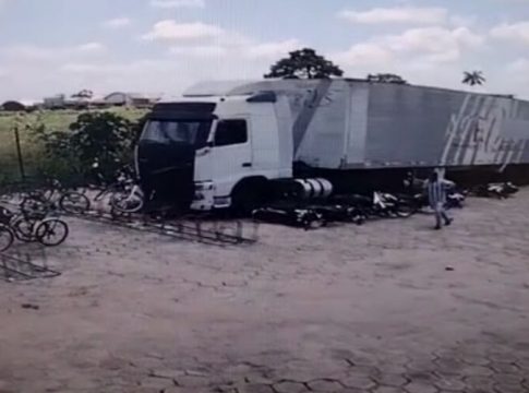 Vídeo: carreta desgovernada atinge motos no Pará