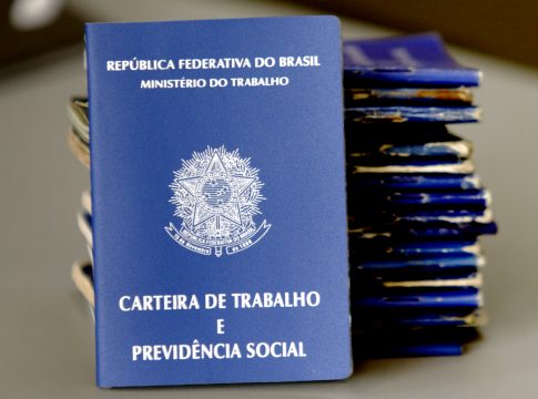 Descubra quais ocupações e salários estão entre os mais altos de 2024, incluindo engenharia e medicina com grandes remunerações.