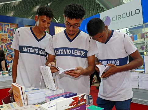 Belém, Pará, Brasil. Cidade. Professora Marcela Castro leva 85 alunos (adolescentes), estudantes da rede pública de ensino do Municipio de Santa Izabel para conhecer a 25ª edição da Feira Pan-Amazônia do Livro. 31/08/2022. Foto: Irene Almeida/Diário do Pará.
