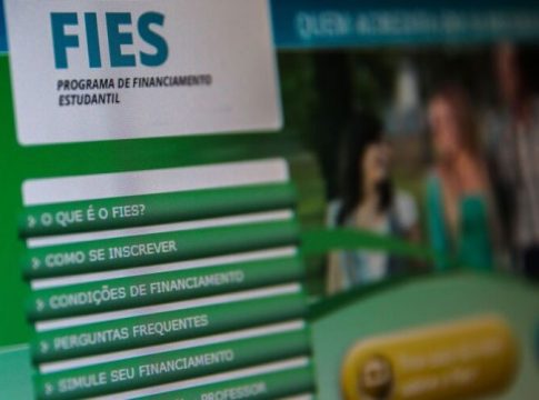 A Caixa Econômica Federal passa a oferecer a partir deste sábado (30) a renovação do contrato do Fies.
