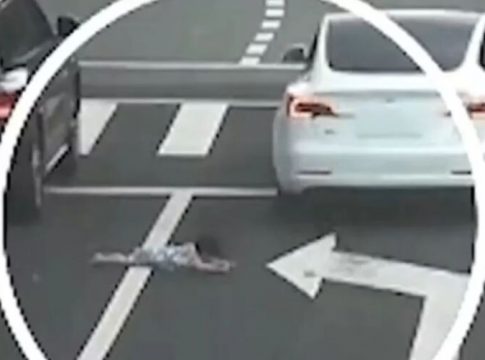 Vídeo: criança cai da janela de carro em movimento; veja!