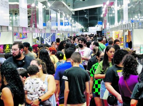 Feira do Livro atrai 100 mil pessoas no 1º final de semana