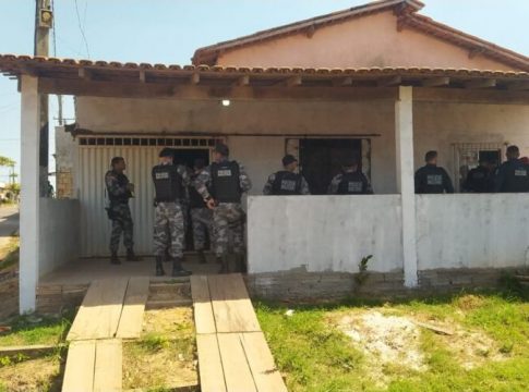 Vídeo: homem é preso após fazer esposa refém no Pará