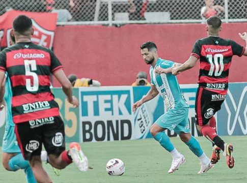 Time bicolor até que tentou, mas com um homem a menos não segurou ao menos um empate em Salvador. Foto: Vitor Castelo/PSC