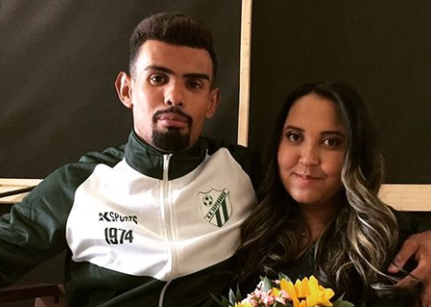 É o amor! Goleiro que trocou o nome da namorada é perdoado