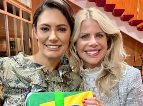 Karina Bacchi visita Michelle Bolsonaro e faz surpresa