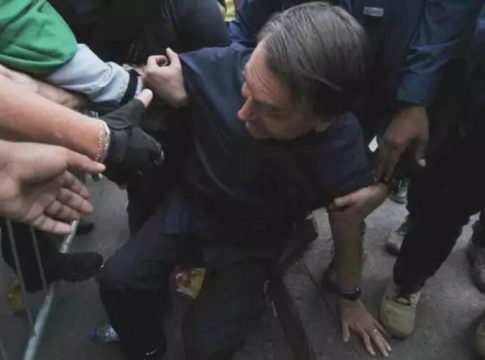 Bolsonaro cai ao cumprimentar apoiadores em Belo Horizonte