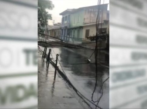 Vendaval derruba postes e arranca telhado em Ananindeua