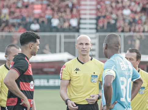 Arbitragem entendeu que não houve toque de mão no lance do gol do Vitória. Foto: Vitor Castelo/PSC