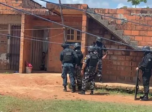 Vídeo: homem faz esposa grávida e filho reféns em Belém