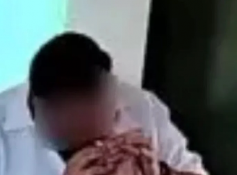 Homem simula sexo oral em escola ao chupar dedo de aluno