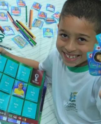 Após viralizar na web, menino vibra ao ganhar álbum da Copa