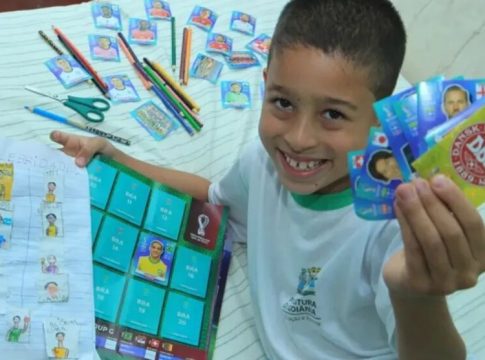 Após viralizar na web, menino vibra ao ganhar álbum da Copa
