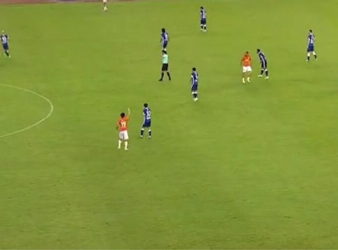 Atacante tromba árbitro e é suspenso por 1 ano na Série A