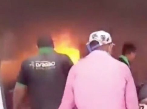 Vídeo: moto pega fogo, explode e deixa três feridos no Ceará