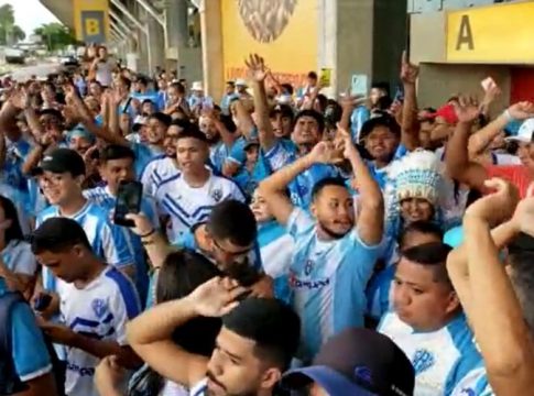 Torcida lota aeroporto para apoiar Paysandu rumo a Salvador