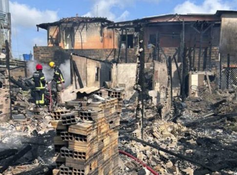 Corpo de Bombeiros realiza rescaldo após incêndio em Breves
