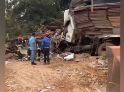 Idosa morre após ter casa invadida por carreta no Pará