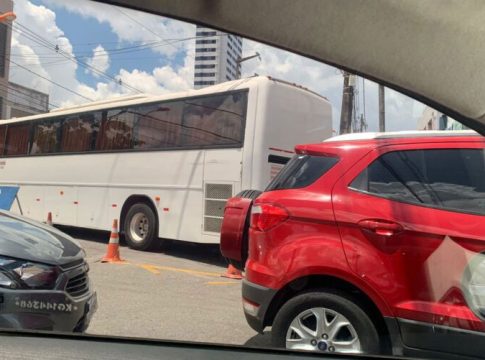 Acidente entre carro e ônibus trava trânsito em Belém