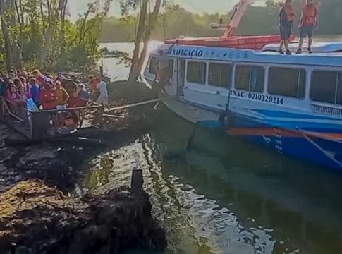 Princípio de incêndio em lancha causa pânico em passageiros