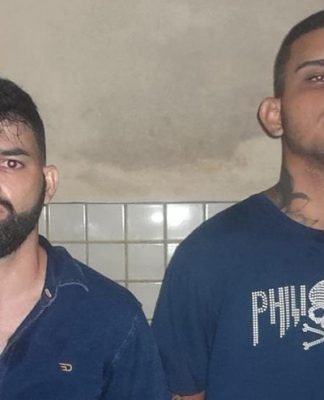 PM impede carro em fuga e encontra armas e drogas