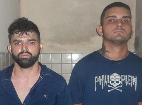 PM impede carro em fuga e encontra armas e drogas