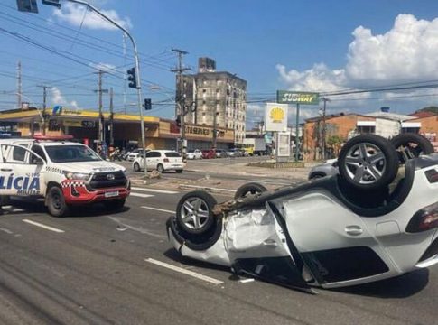 Carro capota e provoca acidente em via de Belém