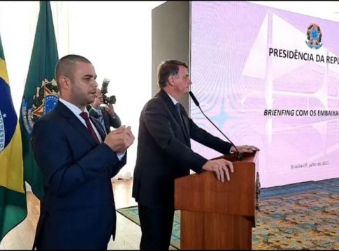 TSE derruba vídeos em que Bolsonaro mente a embaixadores