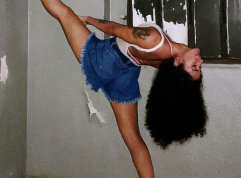 Bailarina que deixou cantor excitado em show fala sobre caso