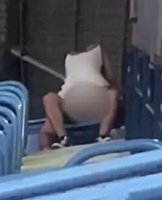 Casal é flagrado fazendo sexo nas arquibancadas de estádio