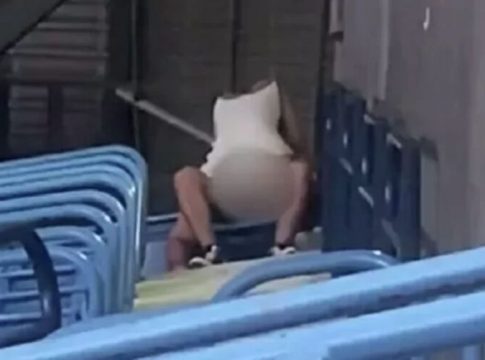 Casal é flagrado fazendo sexo nas arquibancadas de estádio