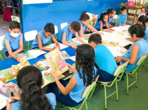 Crianças brincam com poesia para ler e escrever 
