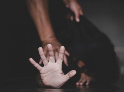 Uma turista de dupla nacionalidade brasileira e espanhola foi vítima de um estupro coletivo na Índia, na última sexta-feira (1º), de acordo com informações da polícia a jornais como o Times of India.
