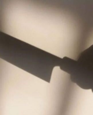 Mulher descobre traição e esfaqueia marido e sogros
