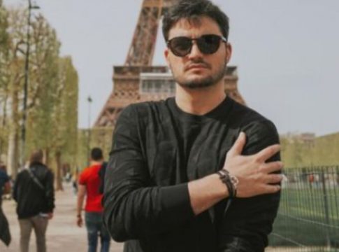 Felipe Neto gasta R$ 1160, faz live e completa álbum da Copa