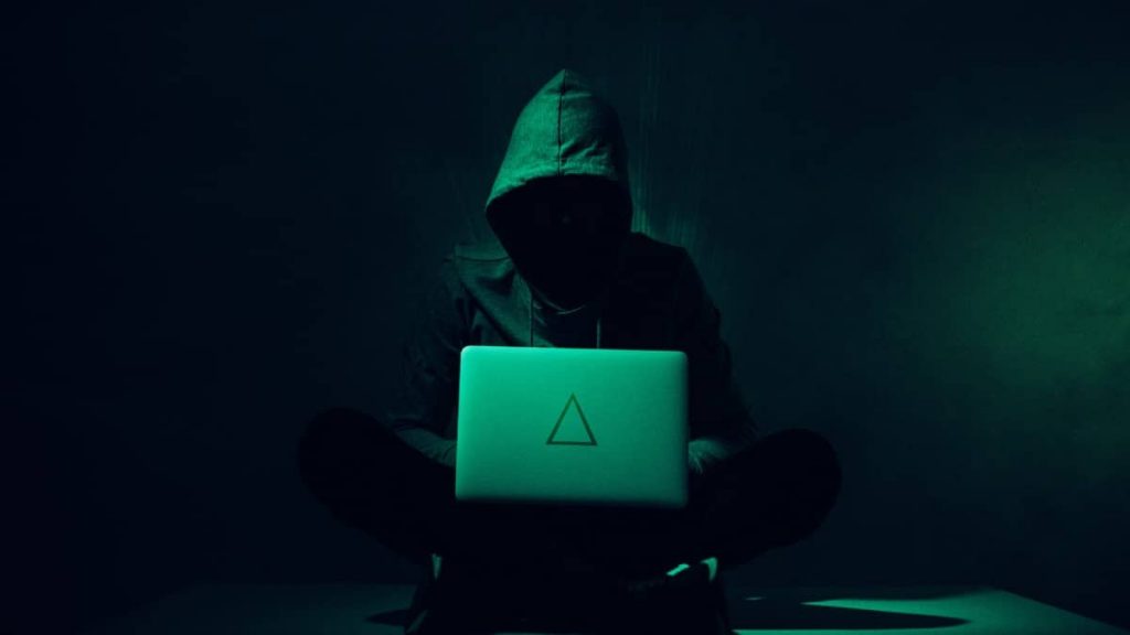 Sem práticas atualizadas de segurança, você pode estar abrindo as portas para roubo de identidade, extorsão ou até invasões financeiras — tudo em questão de horas.