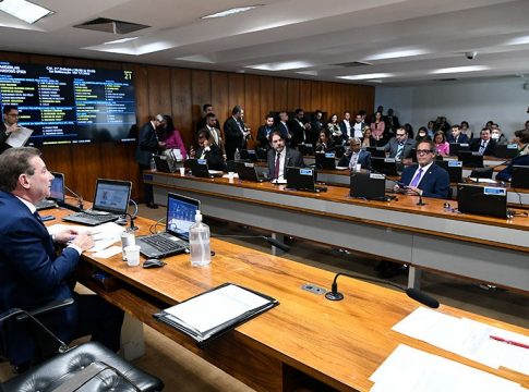 Piso será de R$ 4,8 mil mensais para uma jornada de 30 horas por semana
Foto: Agência Senado