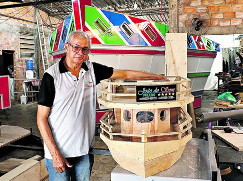 Marituba, Pará, Brasil, Caderno Cidade- João do Som (senhor de cabelos brancos) é responsavel pela fabricação de uma nave de aparelhagem pra ser usada na Festa do Rock in Rio. Toda estrutura está sendo feita em Marituba, depois de pronta será desmontada e levada pro Rio de Janeiro. Nas imagens: João do Som(cabelo branco ) […]