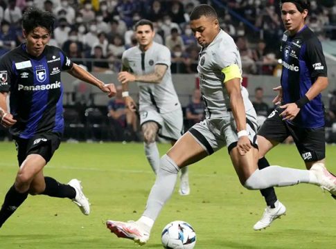 Mbappé
ganha apelido no vestiário do PSG após hat-trick